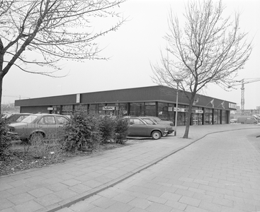 884705 Gezicht op het nieuwe garagegebouw Montalbaendreef 19 te Utrecht, met Opel-garage Honders.